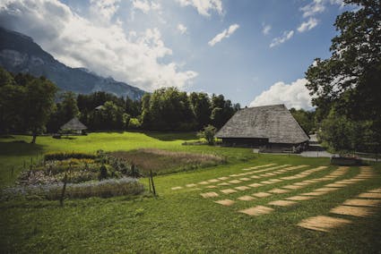 Blick auf das Bauernhaus aus Madiswil BE im Freilichtmuseum Ballenberg. Davor wurde Flachs zum Trocknen ausgelegt.