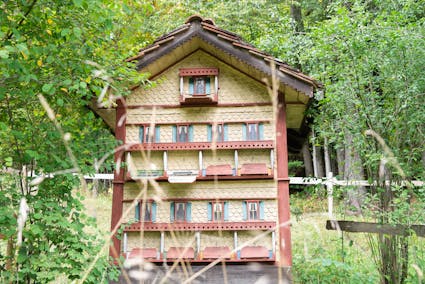 Das Bienenhaus aus Gwatt BE, steht im Freilichtmuseum Ballenberg. Mit seinem schmucken Ziegeldach, den Dachkanten mit Sägezahnmuster und gelb gestrichenen Schindeln mutet es an wie eine Puppenstube.