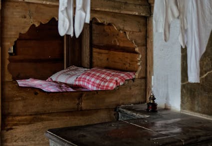 Schlafstätte mit Trittofen im Bauernhaus aus Tentlingen FR.