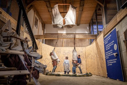 Die Sonderausstellung «Die Hose der Bösen: Schwingen – eine lebendige Tradition» im Freilichtmuseum Ballenberg.