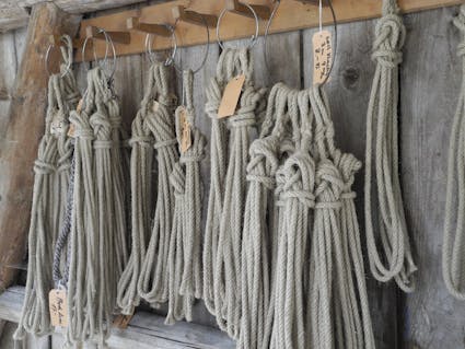 Lernen Sie in der Seilerei aus Unterägeri ZG im Freilichtmuseum Ballenberg das Handwerk Seilen kennen.