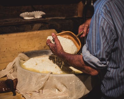 Erleben Sie wie frischer Käse im Freilichtmuseum Ballenberg hergestellt wird.
