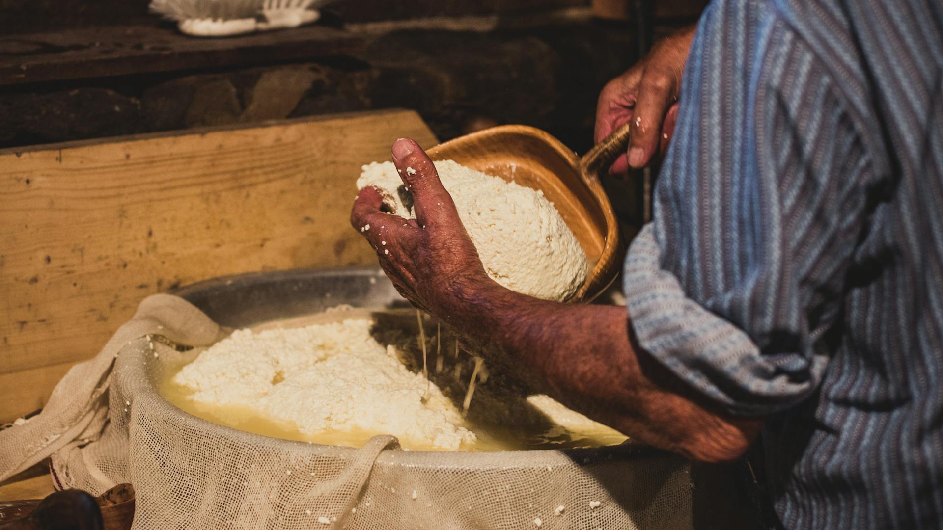 Erleben Sie wie frischer Käse im Freilichtmuseum Ballenberg hergestellt wird.