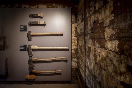 Waldarbeit früher und heute: Werkzeuge in der Dauerausstellung im Wohnhaus aus Sachseln.