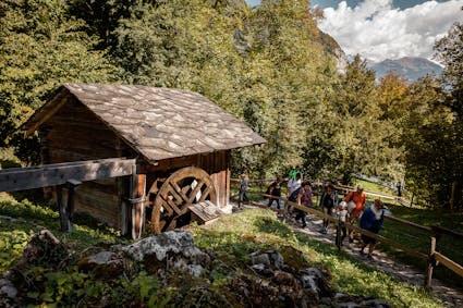 Das eindrückliche Wasserrad der Mühle aus Naters kann im Freilichtmuseum Ballenberg bewundert werden.