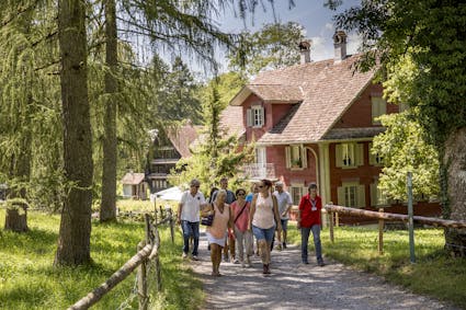 Ein Gruppenausflug in das Freilichtmuseum Ballenberg: Auf den geführten Rundgängen werden verschiedene Themen wie Architektur, ländliches Leben und Wirtschaften, Brauchtum und Handwerk beleuchtet.