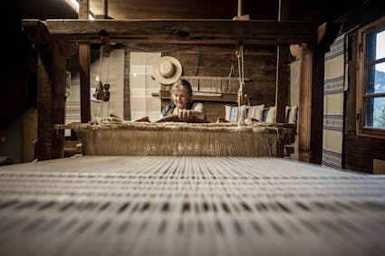 Im Freilichtmuseum Ballenberg wird regelmässig das Handwerk Weben gezeigt.