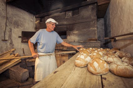 Das Handwerk Brotbacken wir im Freilichtmuseum Ballenberg im Detail gezeigt.