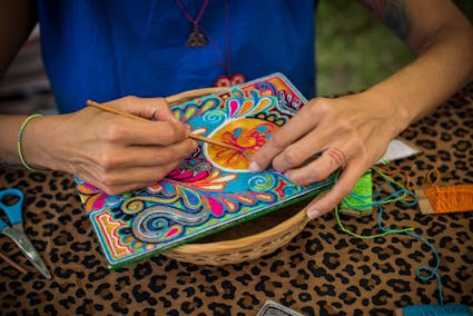 Garnmalen - ein traditionelles Handwerk aus Südamerika.