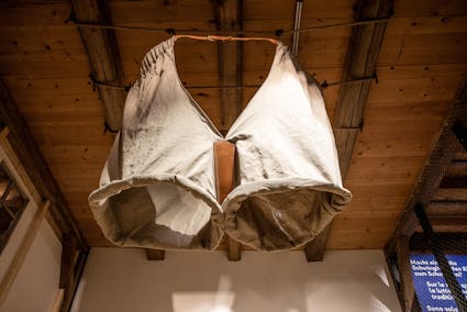 Die Sonderausstellung «Die Hose der Bösen: Schwingen – eine lebendige Tradition» im Freilichtmuseum Ballenberg.