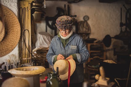 Im Freilichtmuseum Ballenberg wird das Handwerk Hutmachen demonstriert.