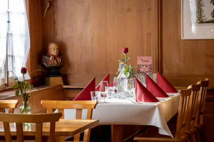Legen Sie im Freilichtmuseum Ballenberg eine genussvolle Pause im Wirtshaus Alter Bären ein.