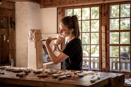 Das Freilichtmuseum Ballenberg zeigt im Wohnhaus aus Brienz BE (1031) das Handwerk Holzschnitzen.