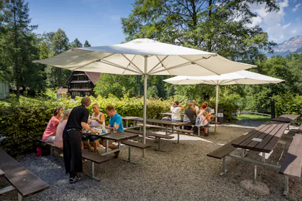Machen Sie im Freilichtmuseum Ballenberg eine genussvolle Pause in den Gasthäusern Ballenberg. Im Museumsteil Balm lädt das Gasthaus Degen zum Schlemmen und Verweilen ein.