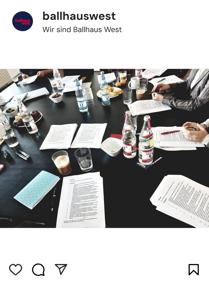 Instagram-Post Meeting-Notizen auf einem Tisch