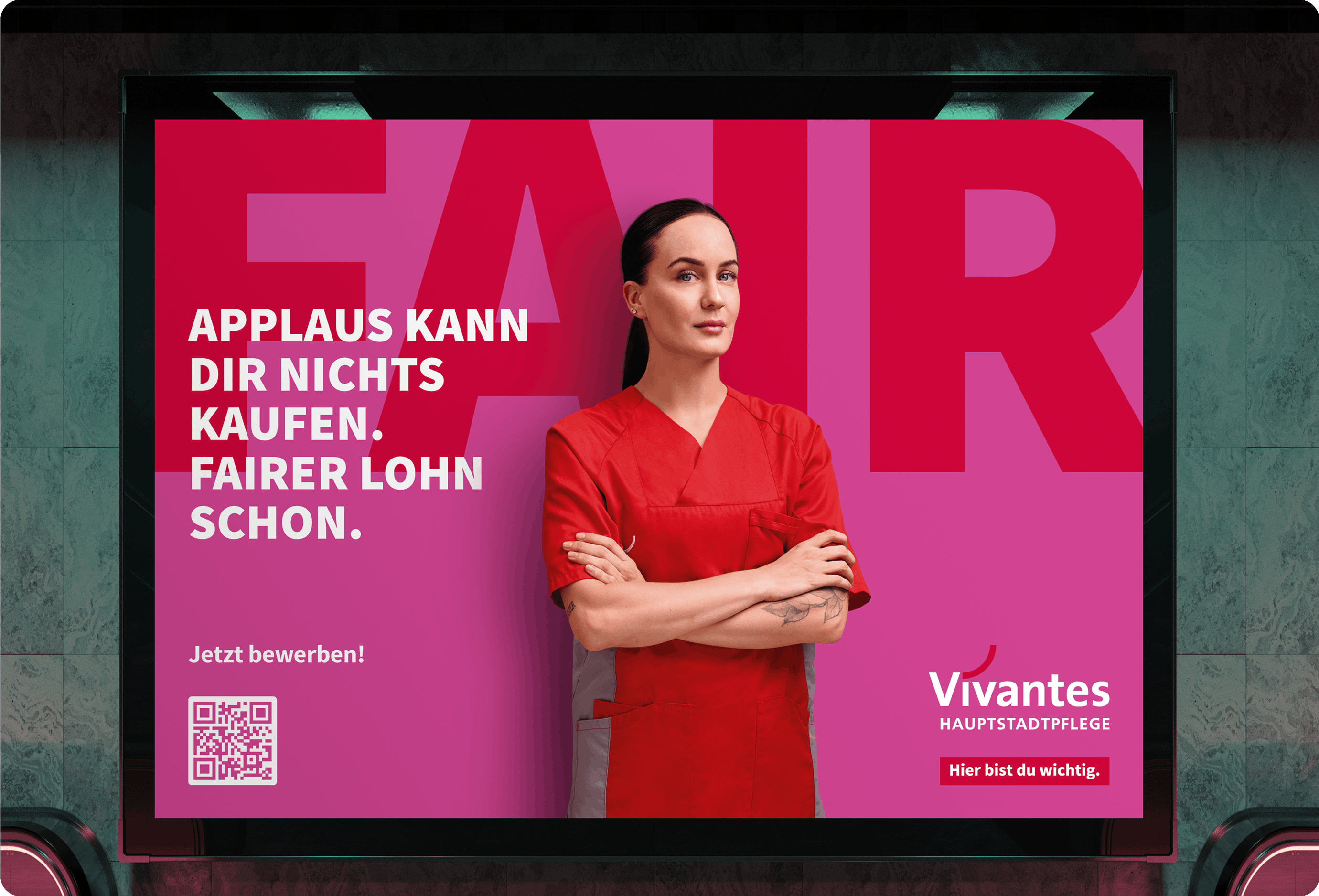 Ein Plakat der Vivantes Hauptstadtpflege mit Schriftzug "Applaus kann dir nichts kaufen. Fairer Lohn schon." Daneben eine Frau in Kittel.