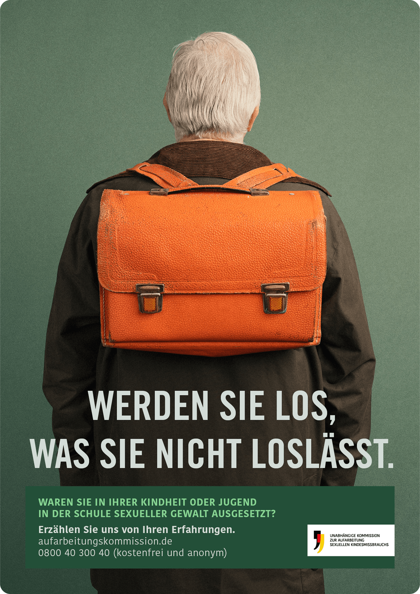 Ein alter Mann in Rückansicht mit Schulranzen auf dem Rücken. Aufschrift:"Werden Sie los, was Sie nicht loslässt"