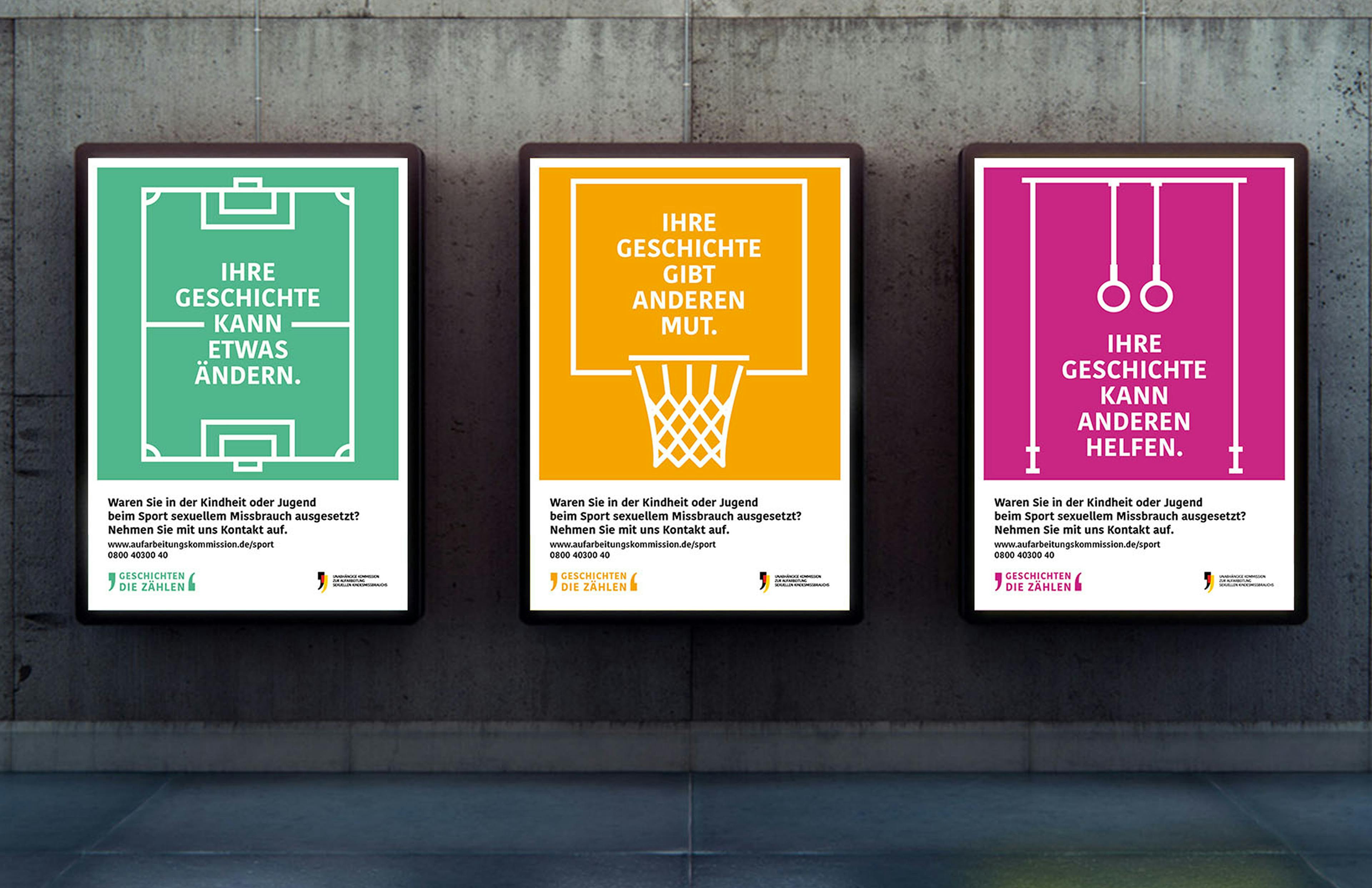Diverse Plakate mit Zeichnungen von Sportplätzen und Schriftzügen wie "Ihre Geschichte kann etwas verändern"