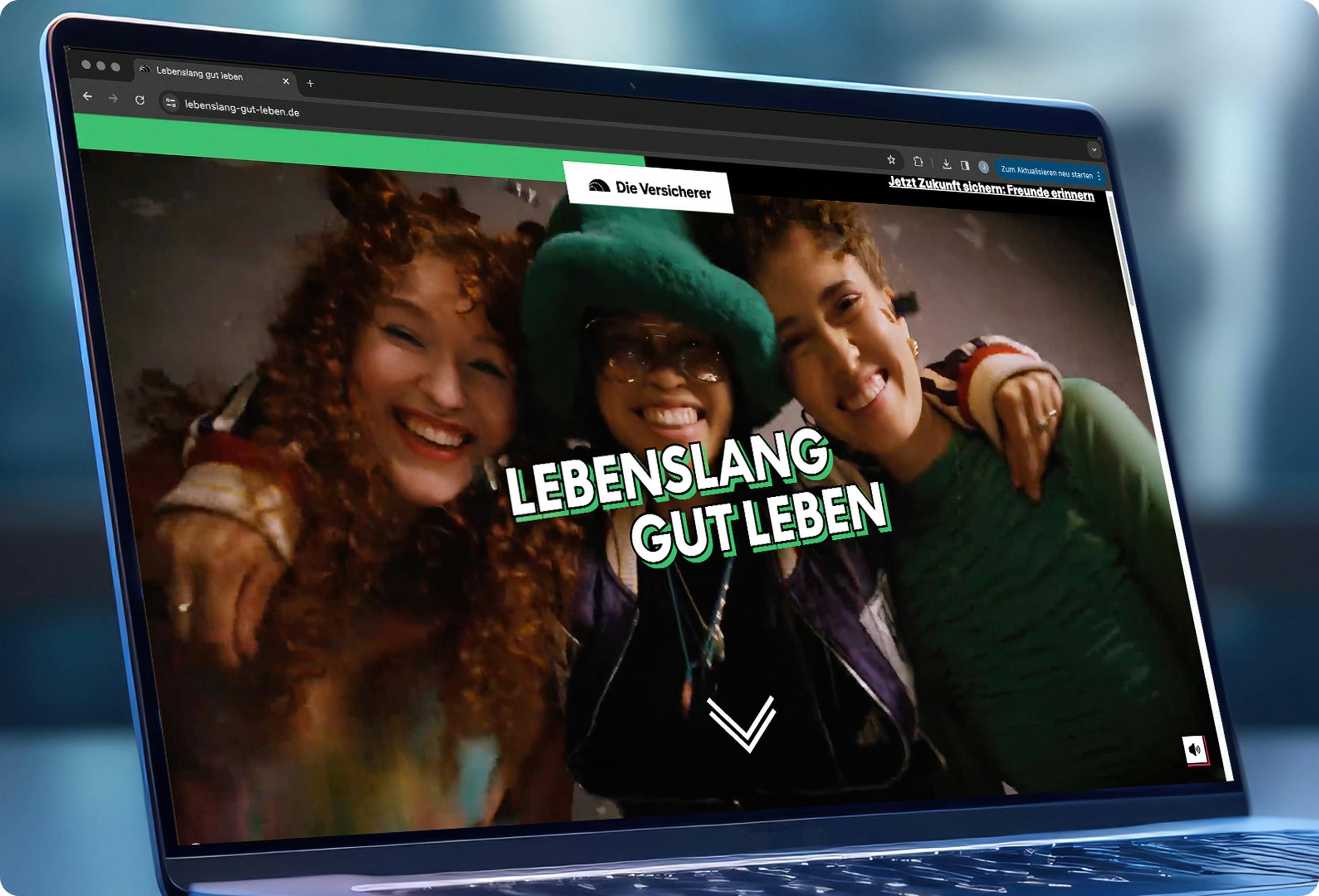 Ein Computerbildschirm, darauf drei junge Frauen Arm in Arm. Darüber der Schriftzug: "Lebenslang gut leben."