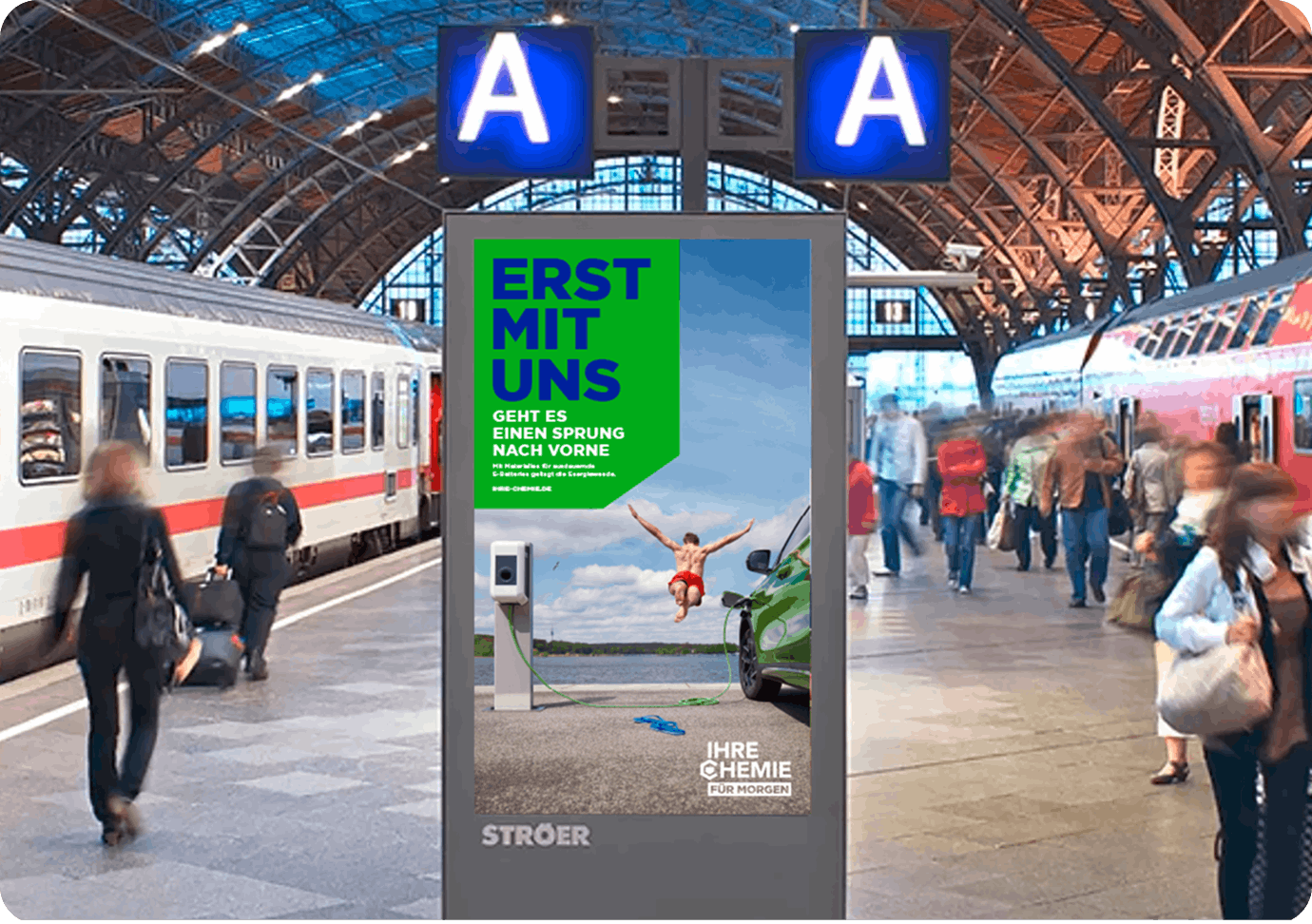Plakat mit dem Schriftzug "Erst mit uns geht es einen Sprung nach vorne", darauf springt ein Mann neben einem E-Auto ins Wasser.