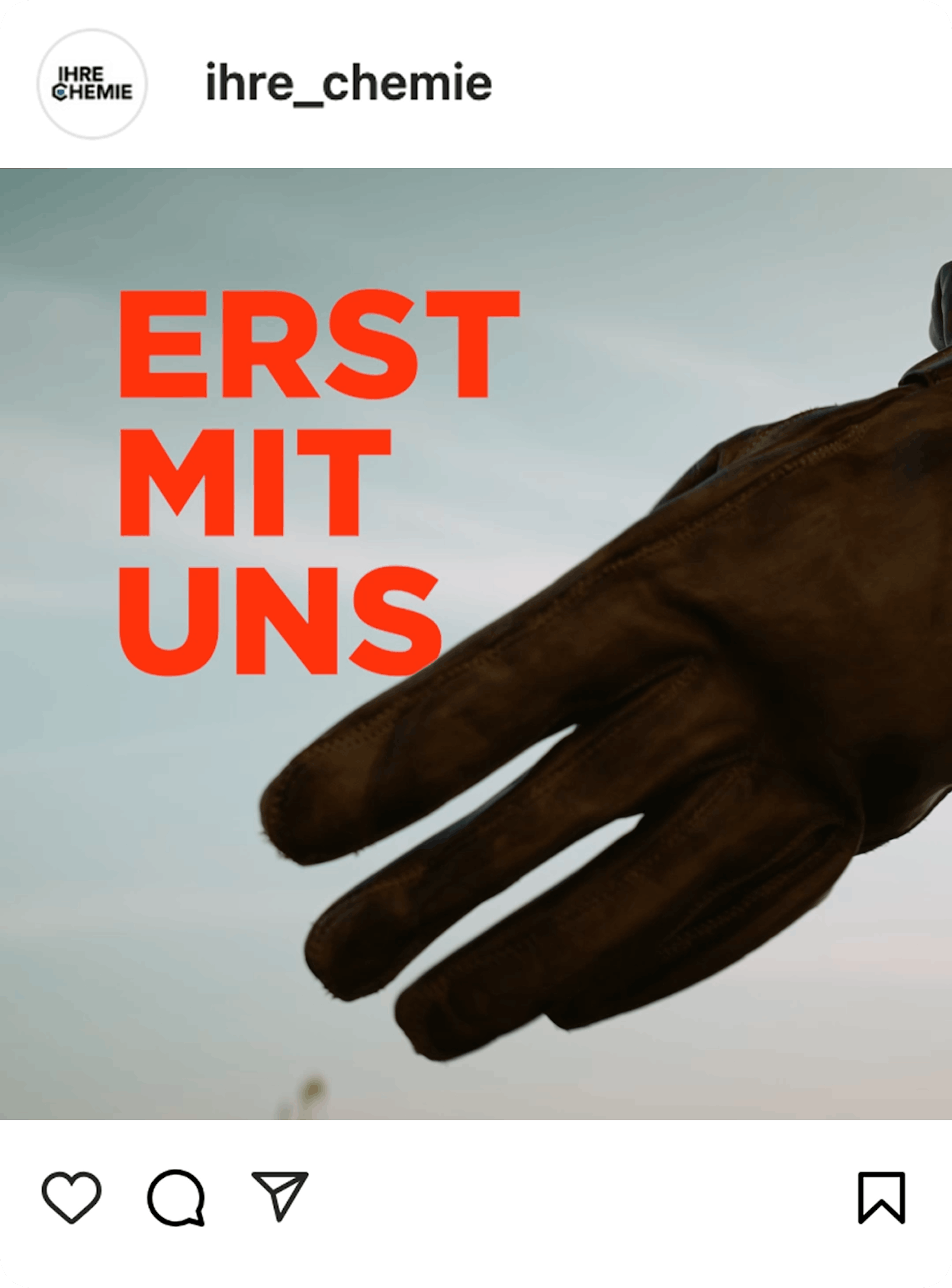 Instagram-Post mit dem Schriftzug "Erst mit uns", daneben Silhouette selbstgebastelter Flügel.