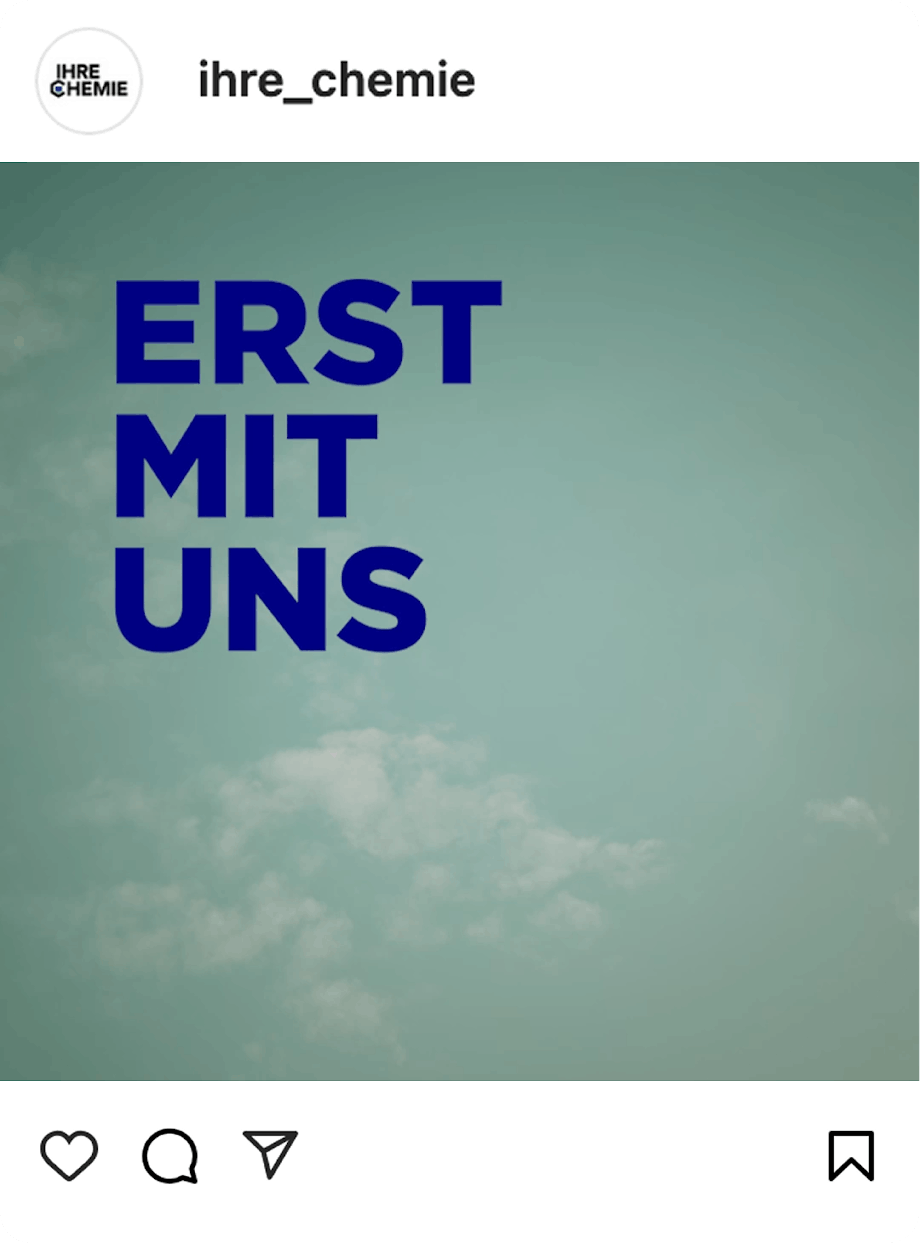 Instagram-Post mit dem Schriftzug "Erst mit uns" vor einem Himmel.