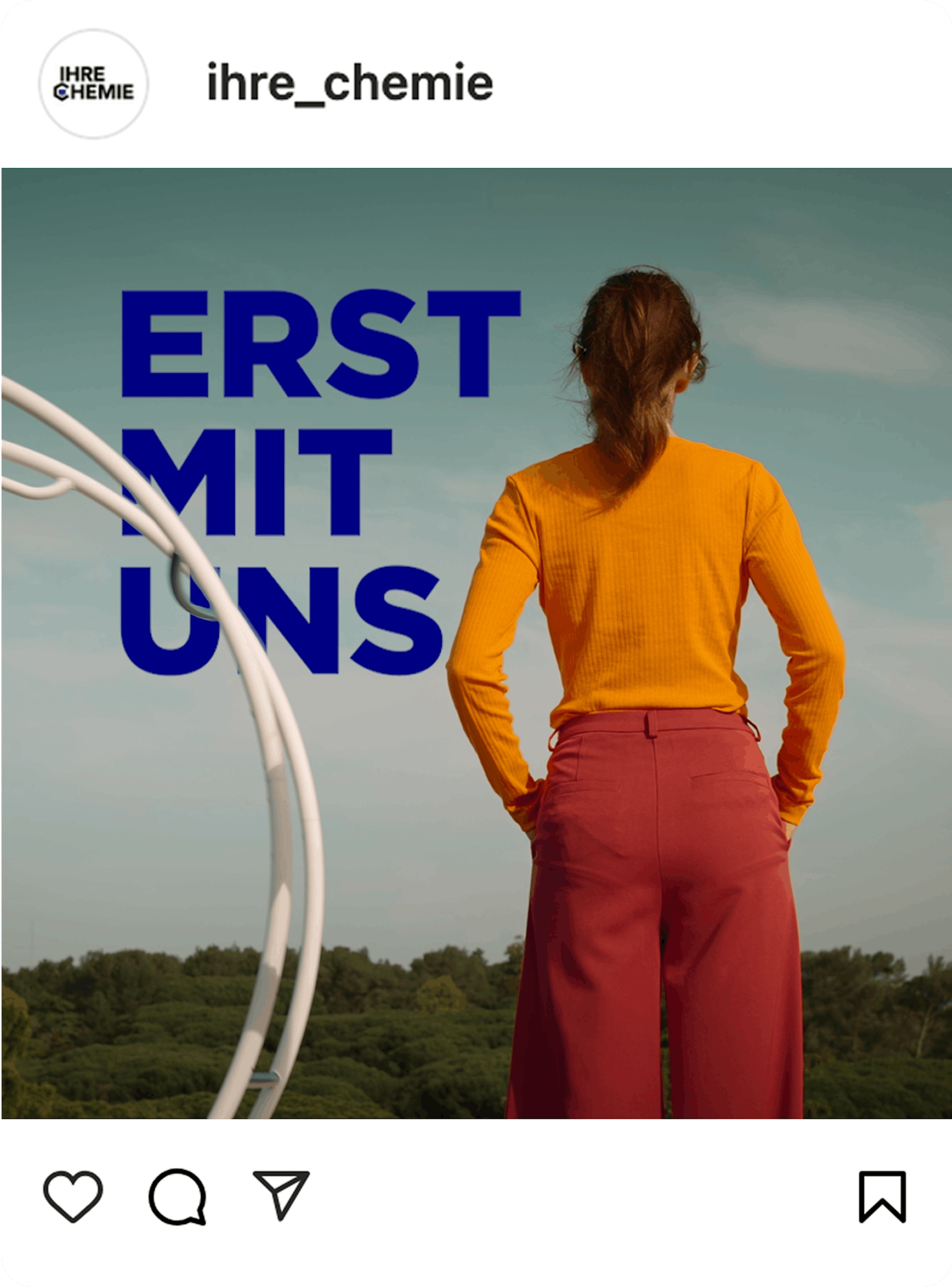 Plakat mit dem Schriftzug "Erst mit uns", daneben eine Frau von hinten, die neben einem Rhönrad steht.