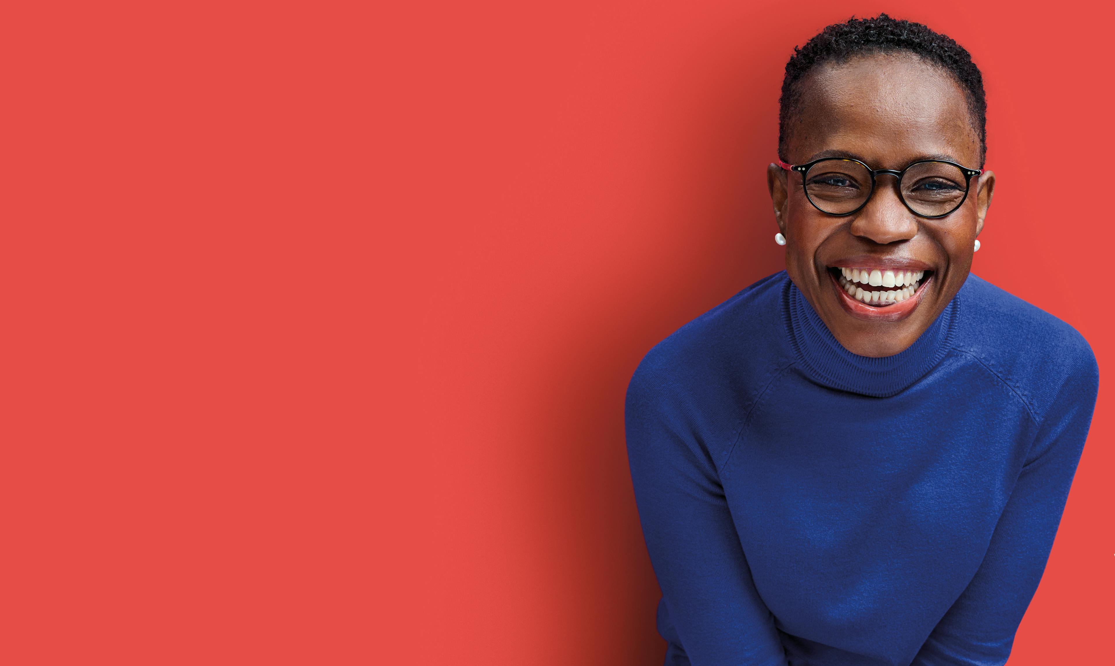 Eine lachende Person vor einem orangenen Hintergrund, daneben der Schriftzug "Vivantes Hauptstadtpflege. Hier bist du wichtig."