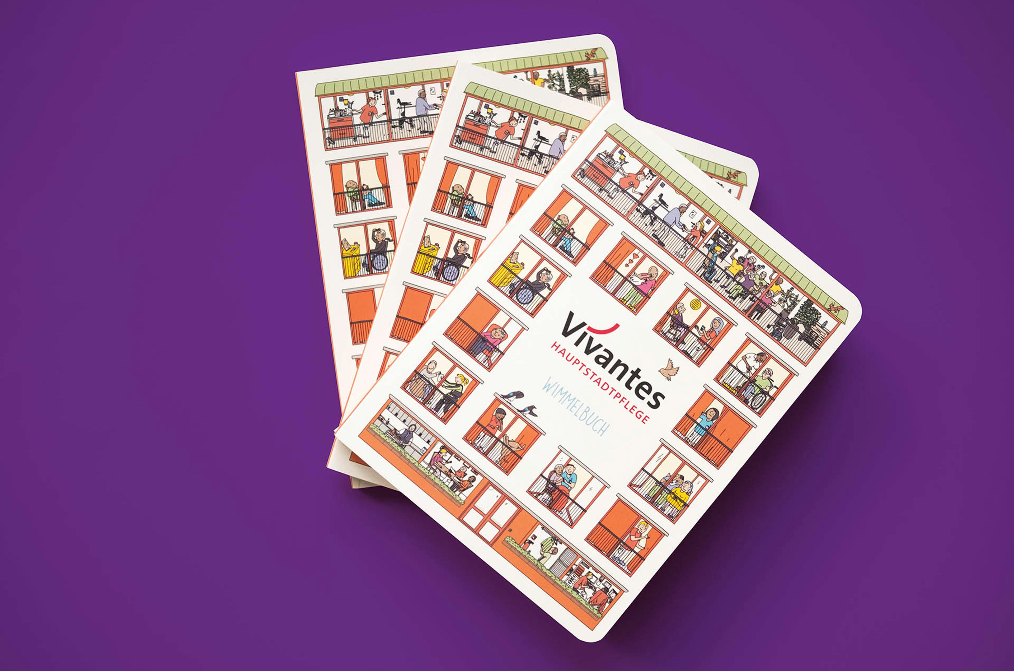 Drei Ausgaben des Vivantes-Wimmelbuchs.