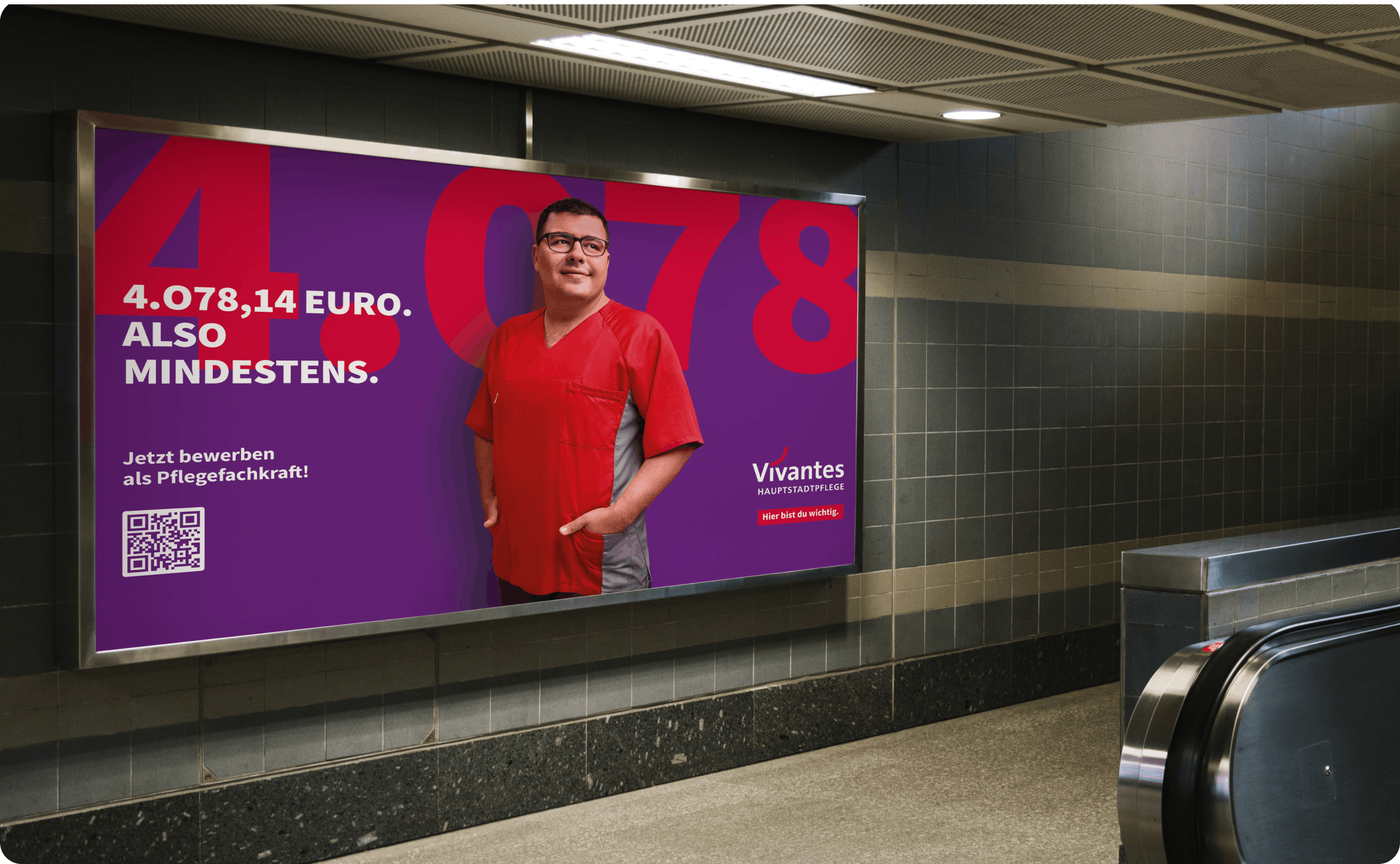 Plakat mit Schriftzug "4.078,14 Euro. Also mindestens". Daneben ein lächelnder Mann in Kittel und das Vivantes-Logo.