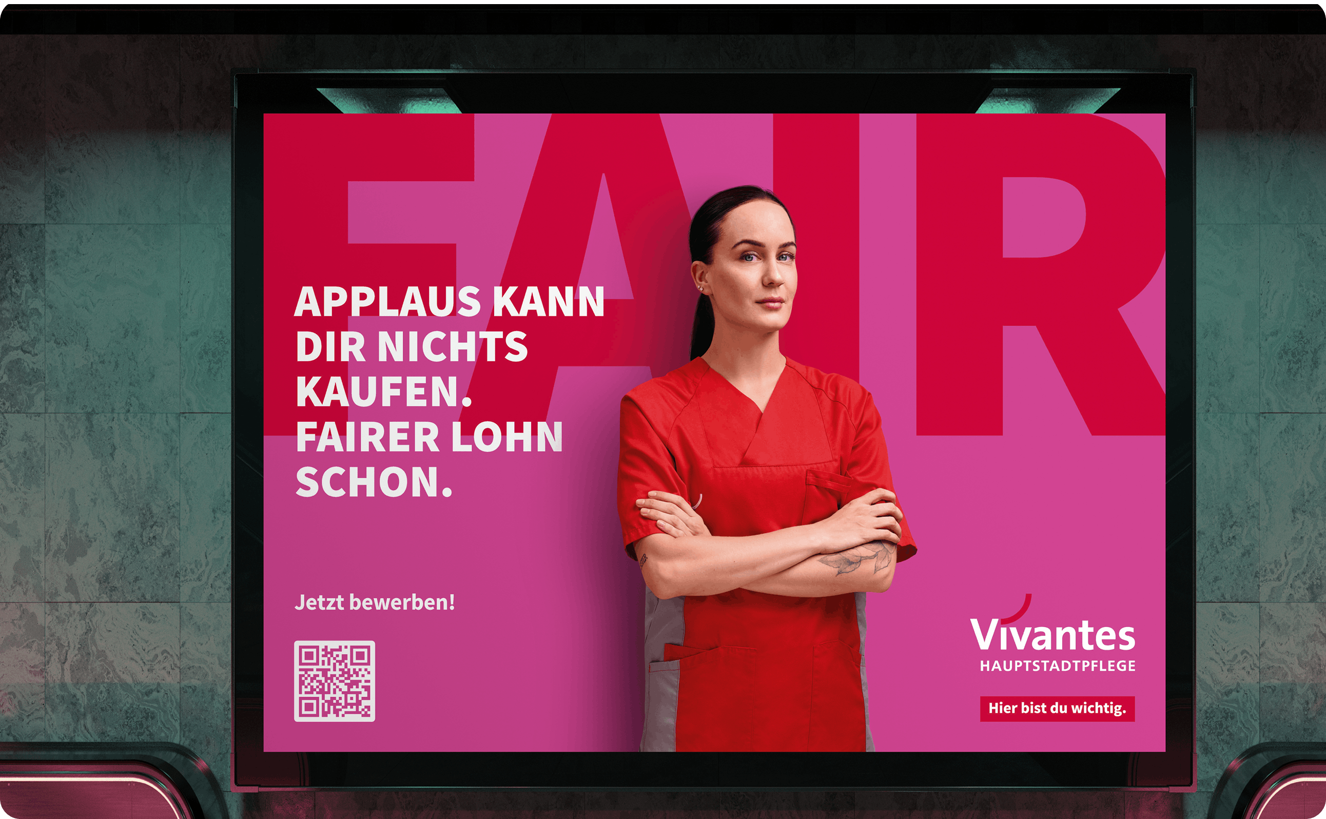 Plakat mit dem Schriftzug "Applaus kann dir nichts kaufen. Fairer Lohn schon.", daneben eine Frau in Kittel und das Vivantes-Logo.