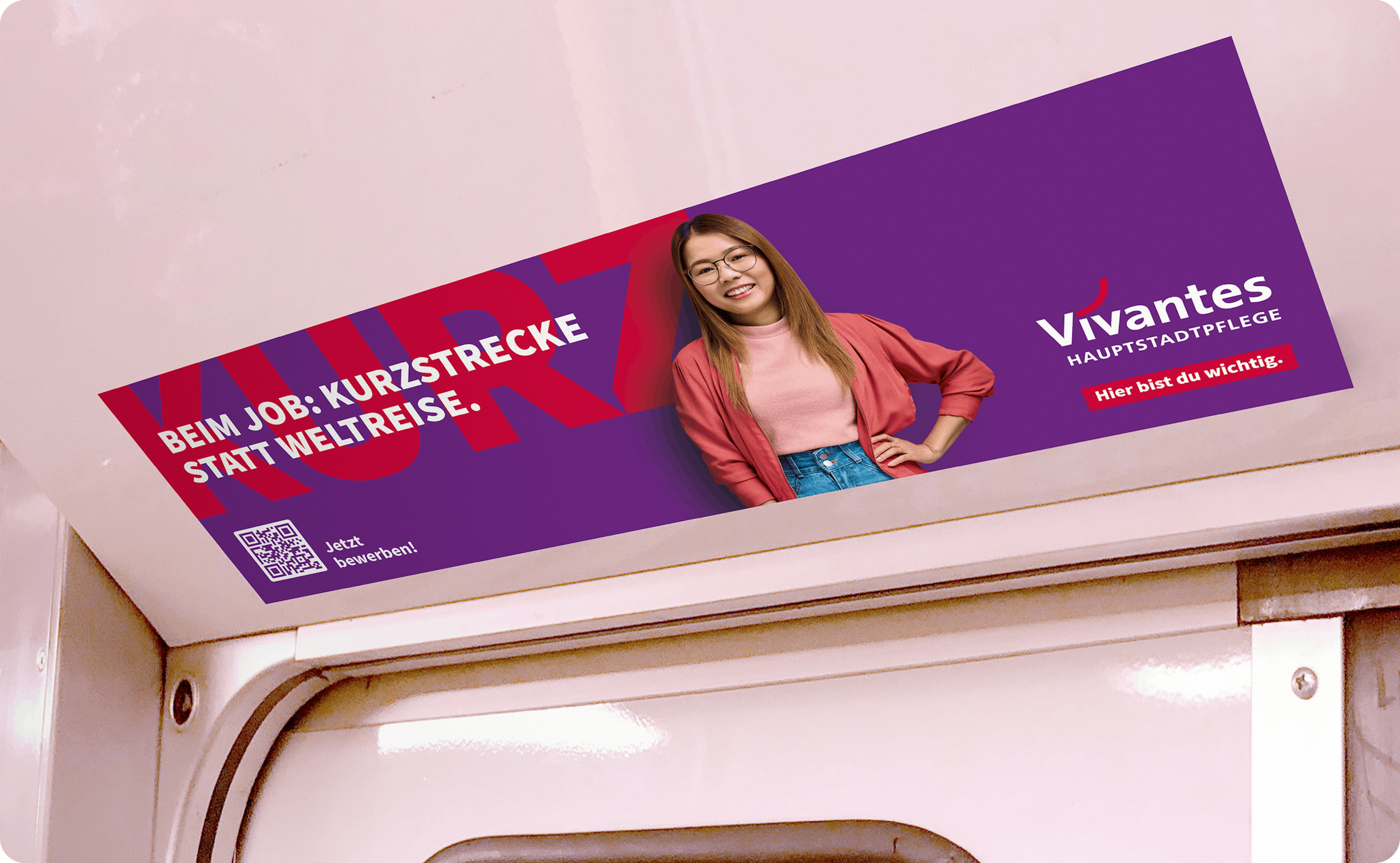 Plakat in der Bahn mit dem Schriftzug "Beim Job: Kurzstrecke statt Weltreise". Daneben eine lächelnde Frau und das Vivantes-Logo.