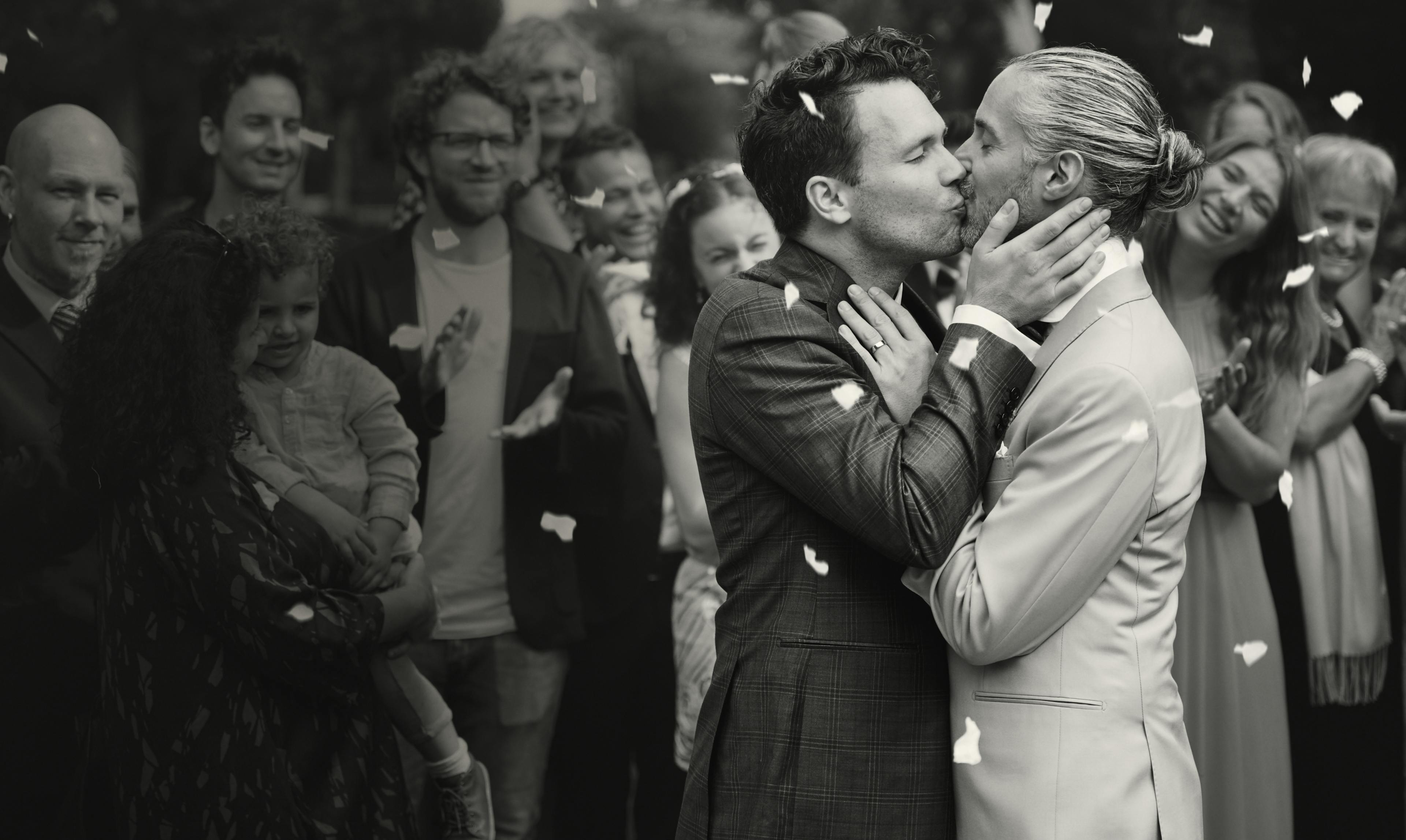 Video mit diversen Motiven in schwarzweiß, beispielsweise von zwei Männern bei ihrer Hochzeit.