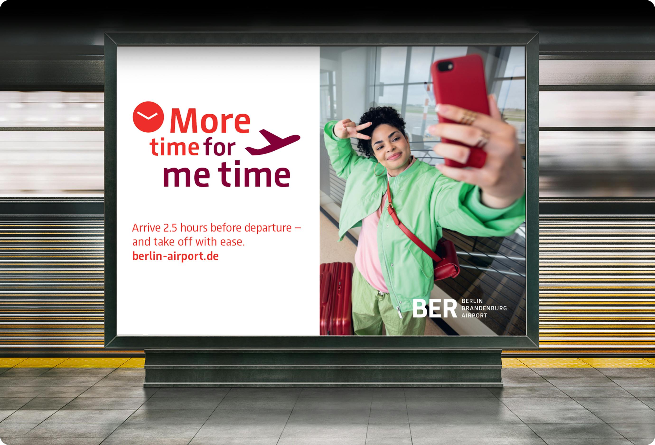 Plakat mit der Aufschrift "More time for me time" mit Piktogrammen, daneben ein Bild einer Frau, die am Flughafen ein Selfie macht.