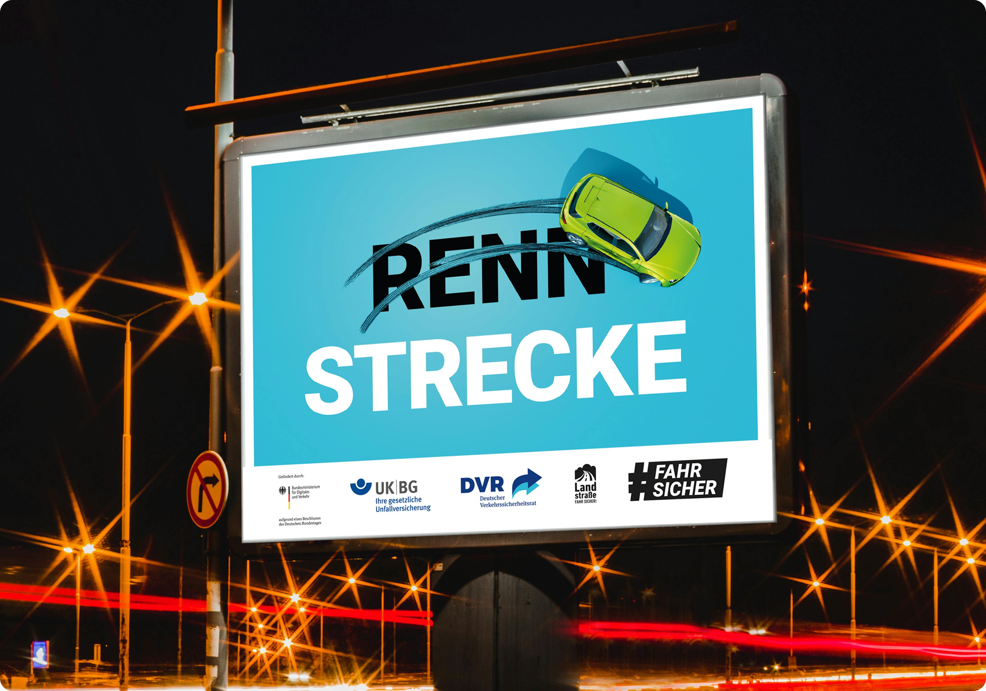 Ein Plakat mit der Aufschrift "Rennstrecke". Ein Auto driftet über das "Renn", es sind Bremsspuren zu sehen.