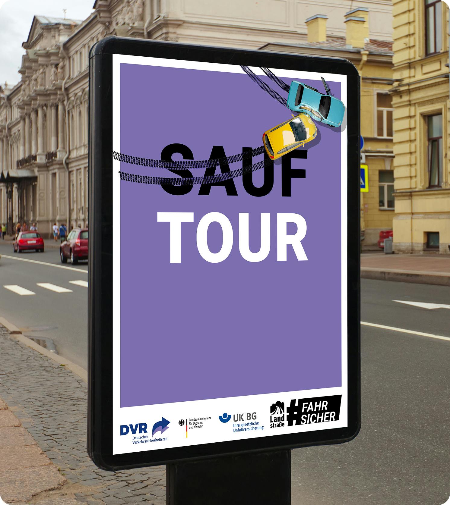 Ein Plakat an einer Straße mit der Aufschrift "Sauftour". Über dem "Sauf" sind Bremsspuren, darüber zwei sich rammende Autos.