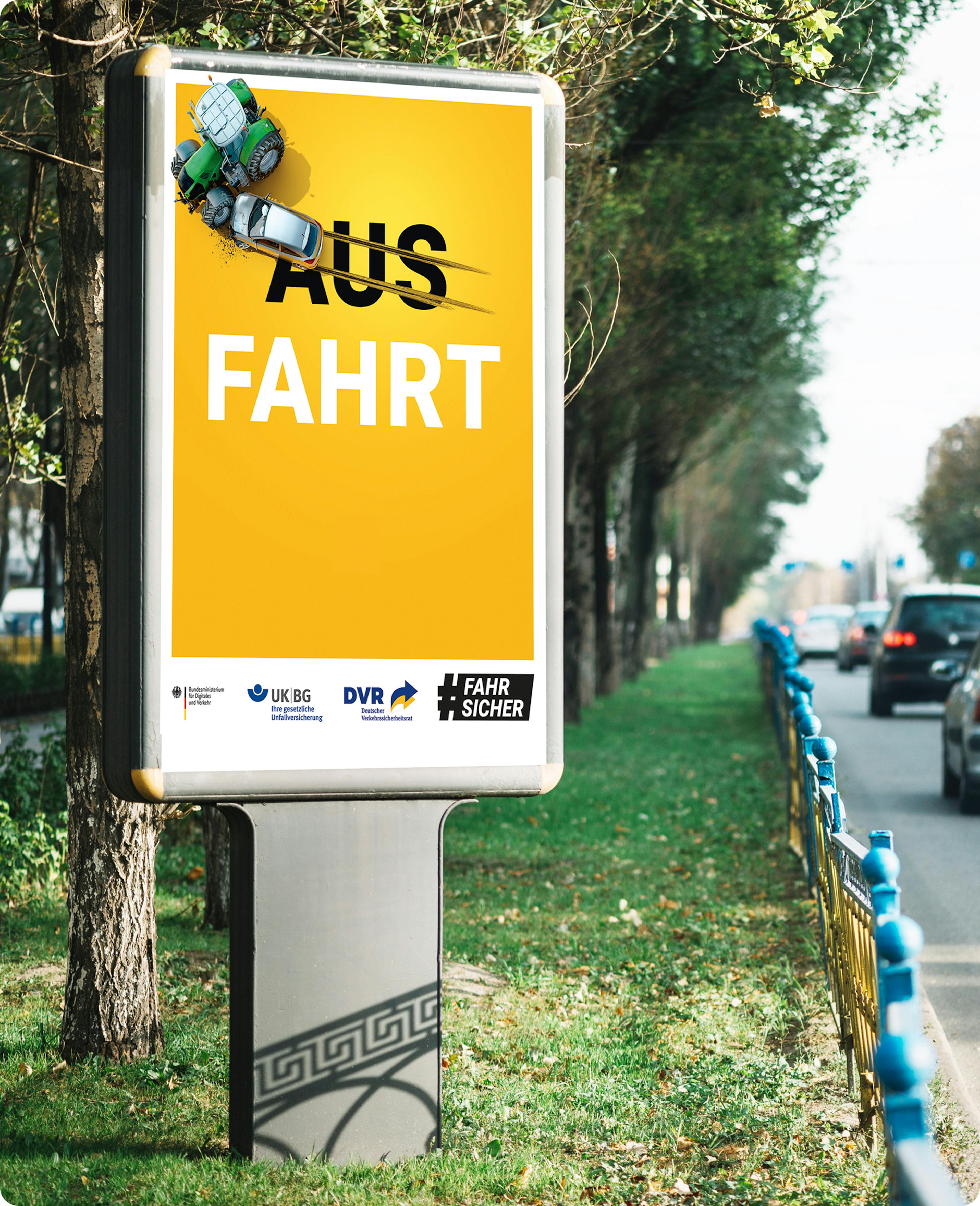 Ein Plakat an einer Straße mit der Aufschrift "Ausfahrt". Über dem "Aus" sind Bremsspuren, darüber fährt ein Auto in einen Traktor.