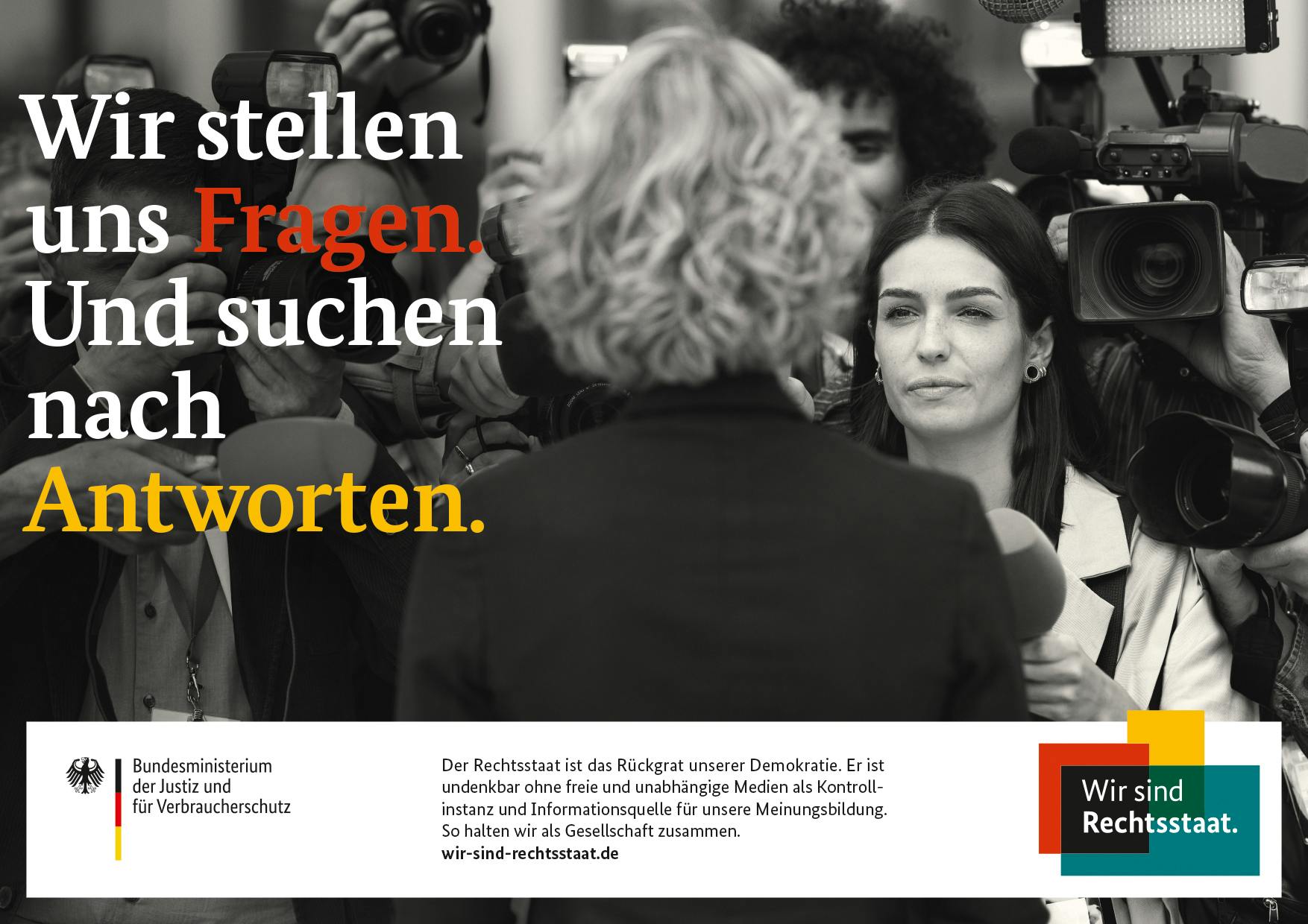 Schwarzweißbild zweier Frauen während eines Interviews mit vielen Kameras, daneben Schriftzug "Wir stellen Fragen und suchen nach Antworten"