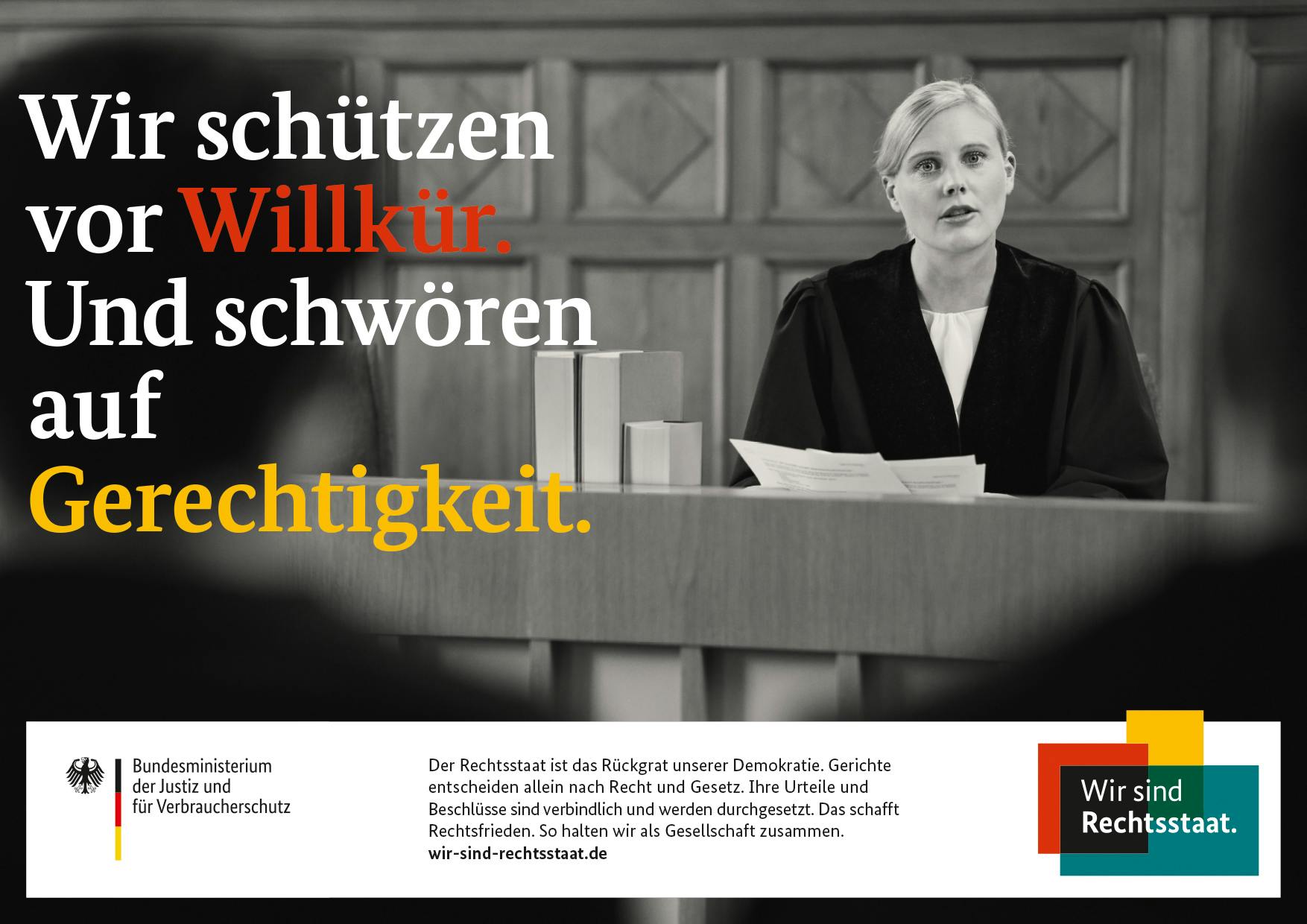 Schwarzweißbild einer Anwältin vor Gericht, daneben Schriftzug "Wir schützen vor Willkür. Und schwören auf Gerechtigkeit."