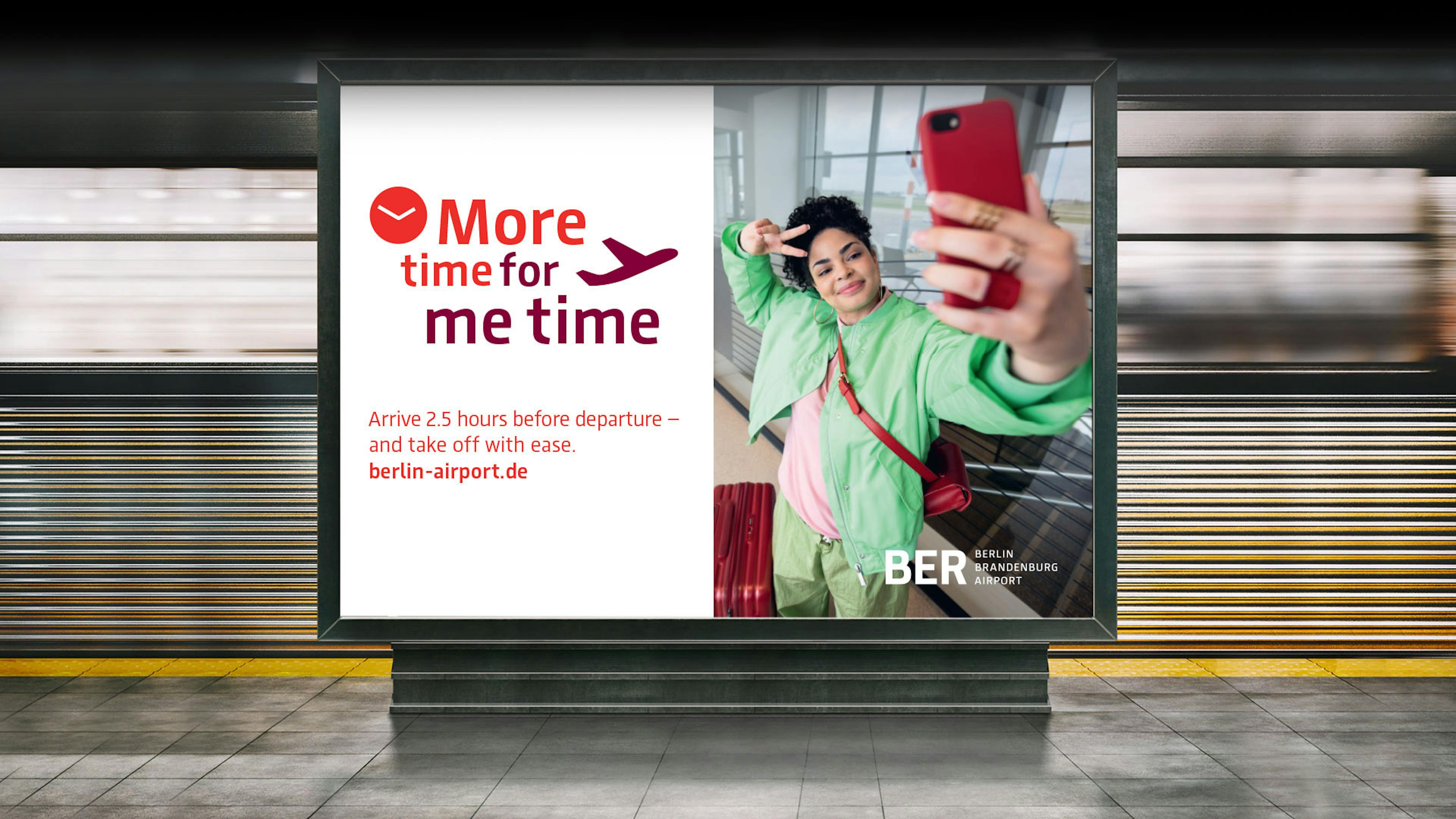 Plakat mit der Aufschrift "More time for me time" mit einem Flugzeug, daneben Bild einer Frau am Flughafen, die ein Selfie macht.