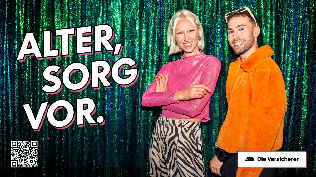 Eine junge Frau und ein junger Mann stehen lachend vor einem grün glitzernden Vorhang. Schriftzug neben ihnen: "Alter, sorg vor."