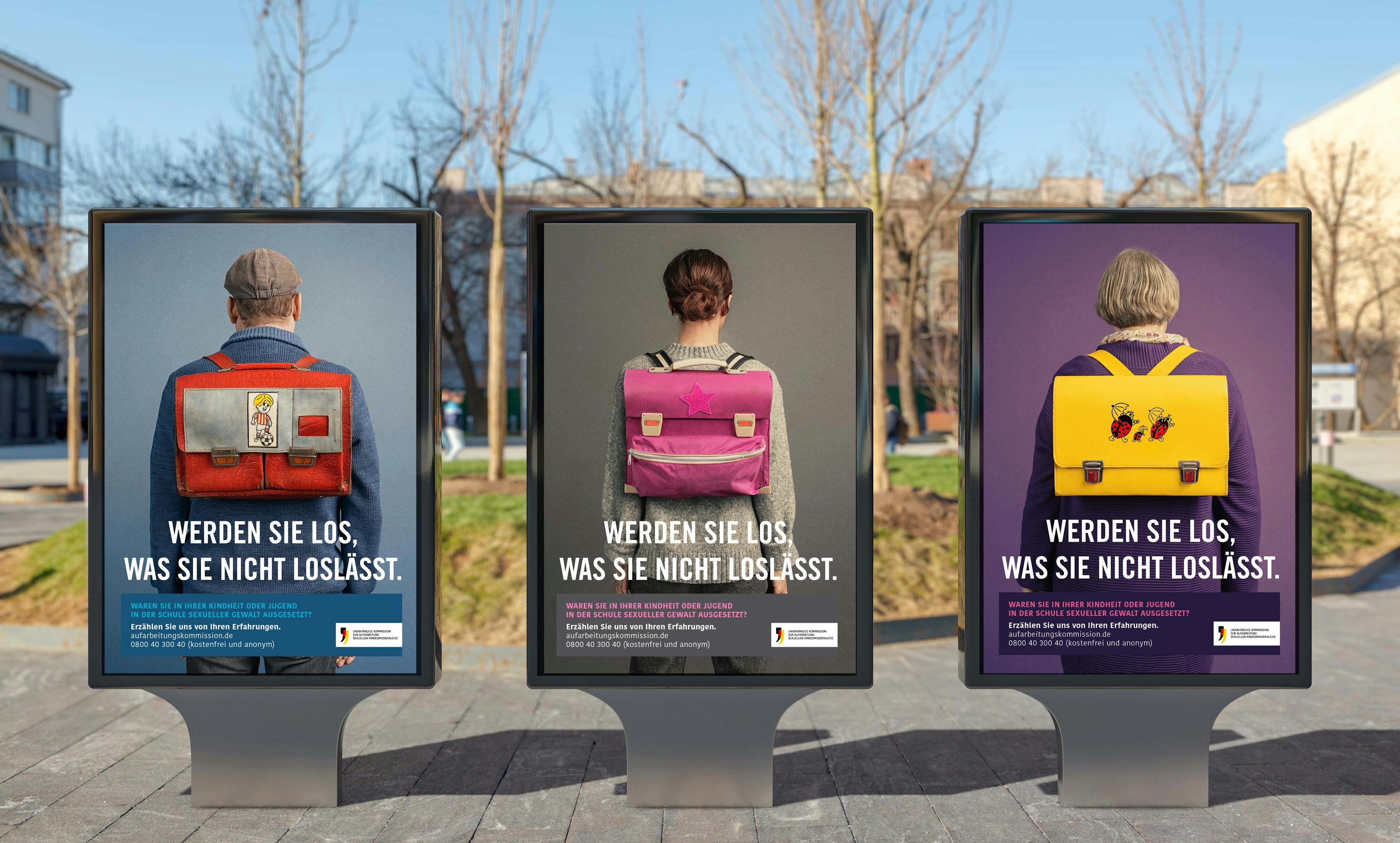 Diverse Plakate, darunter welche mit Zeichnungen von Sportplätzen und Schriftzügen wie "Ihre Geschichte kann etwas verändern"