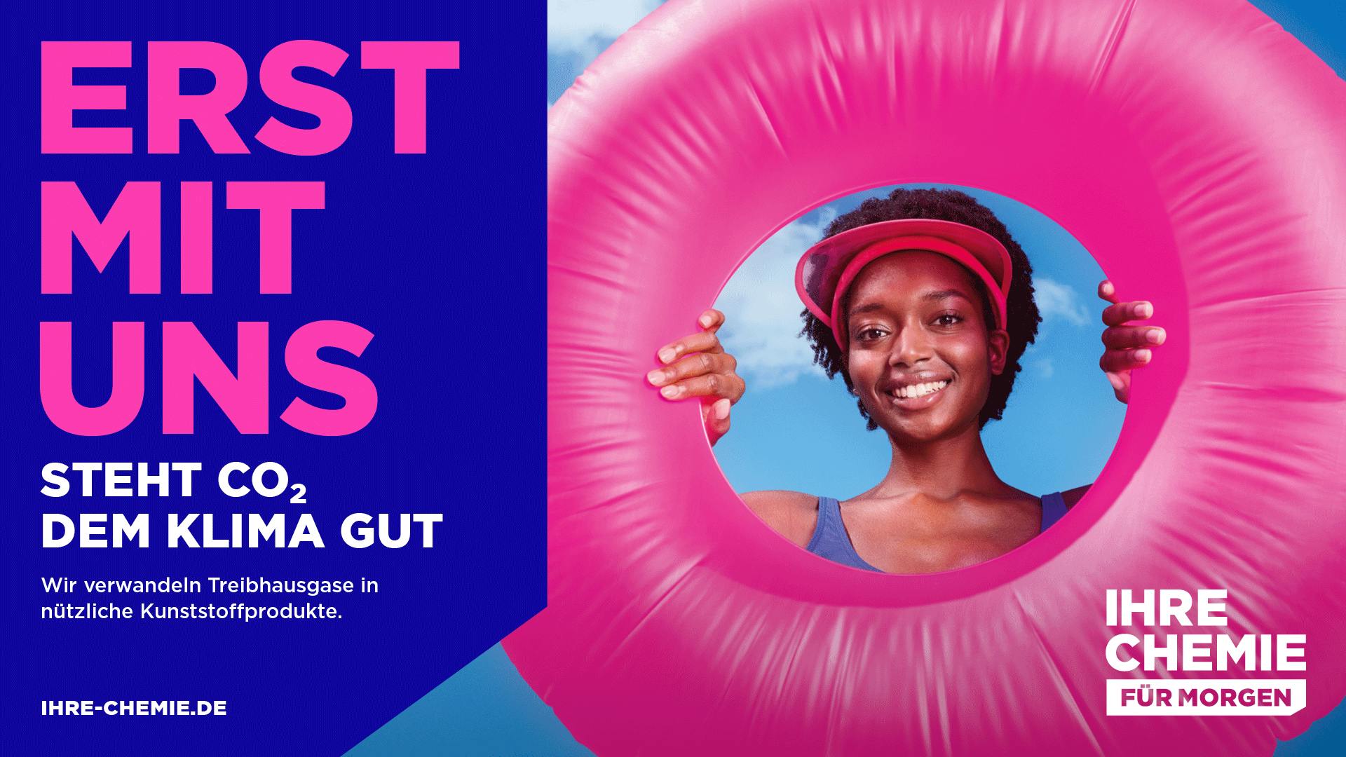 Kampagnenmotiv "Erst mit uns steht CO2 dem Klima gut" mit einer Frau mit einem pinken Schwimmring vor blauem Himmel.