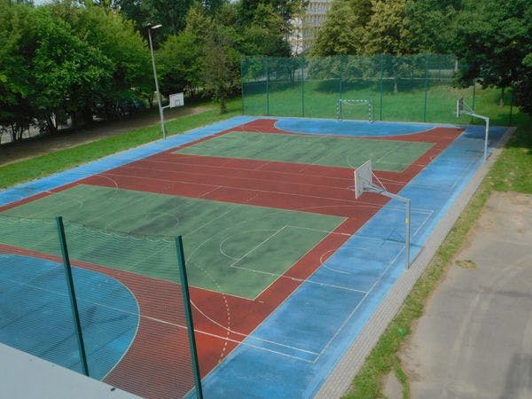 <p>Boisko do koszykówki</p>