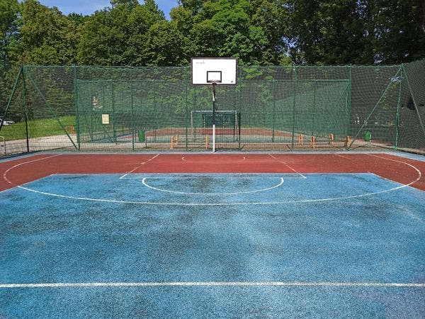 <p>Boisko do koszykówki</p>