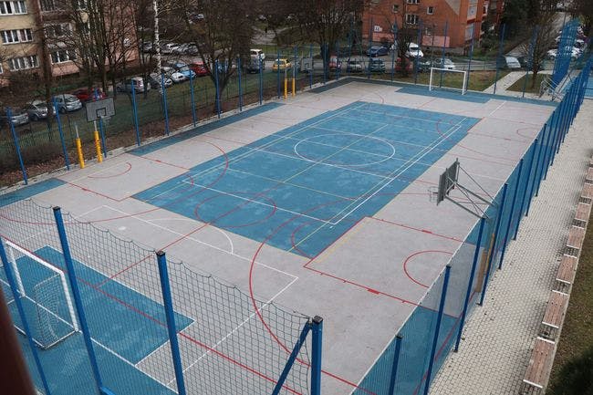 <p>Boisko do koszykówki</p>