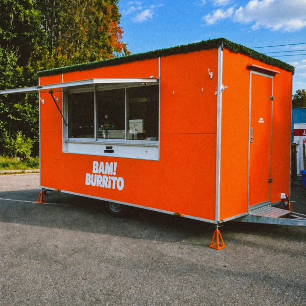 Den orange BAM! BURRITO-vagnen parkerad utanför G Butiken