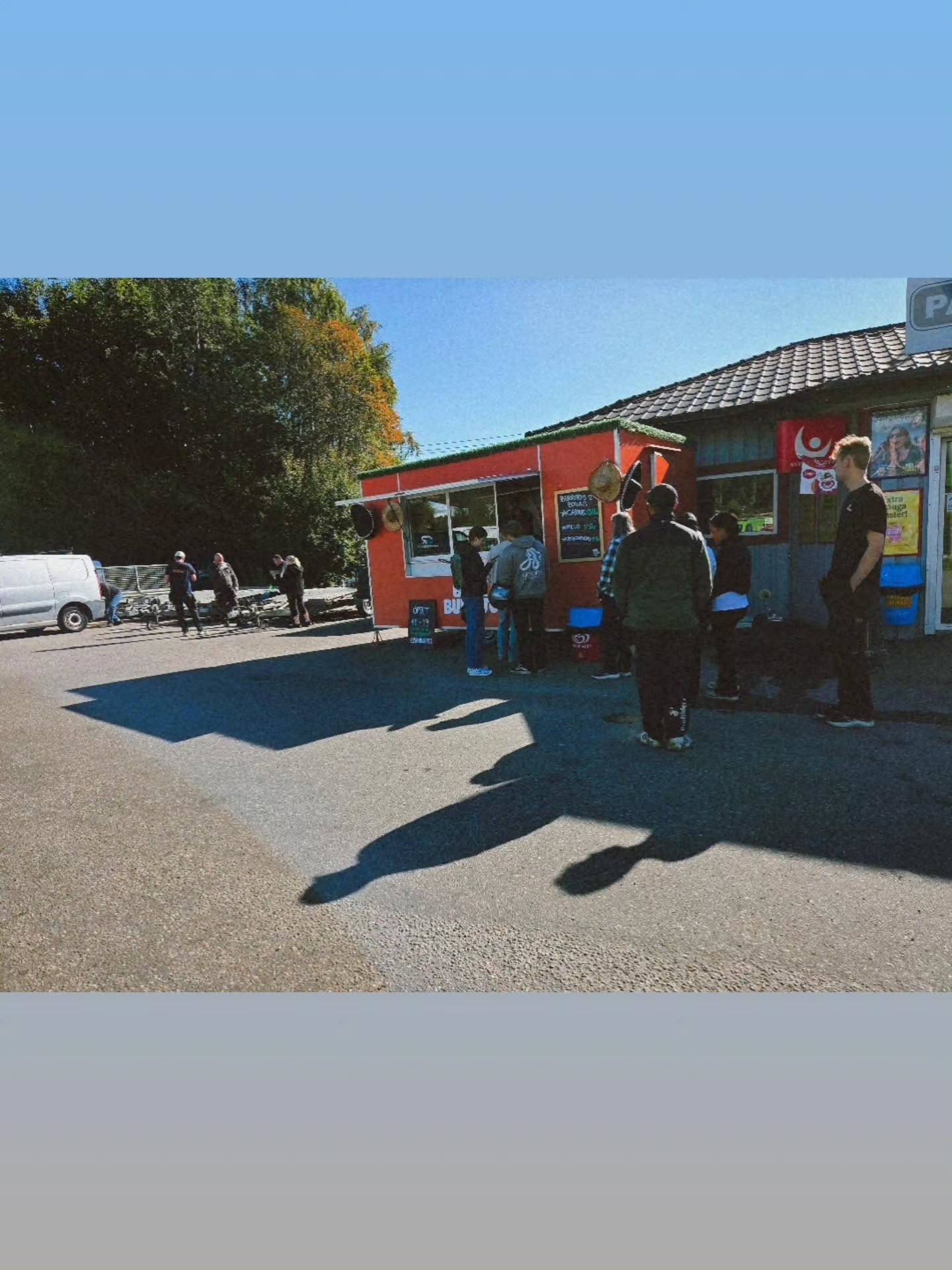 Kö vid BAM! BURRITO-vagnen utanför G Butiken