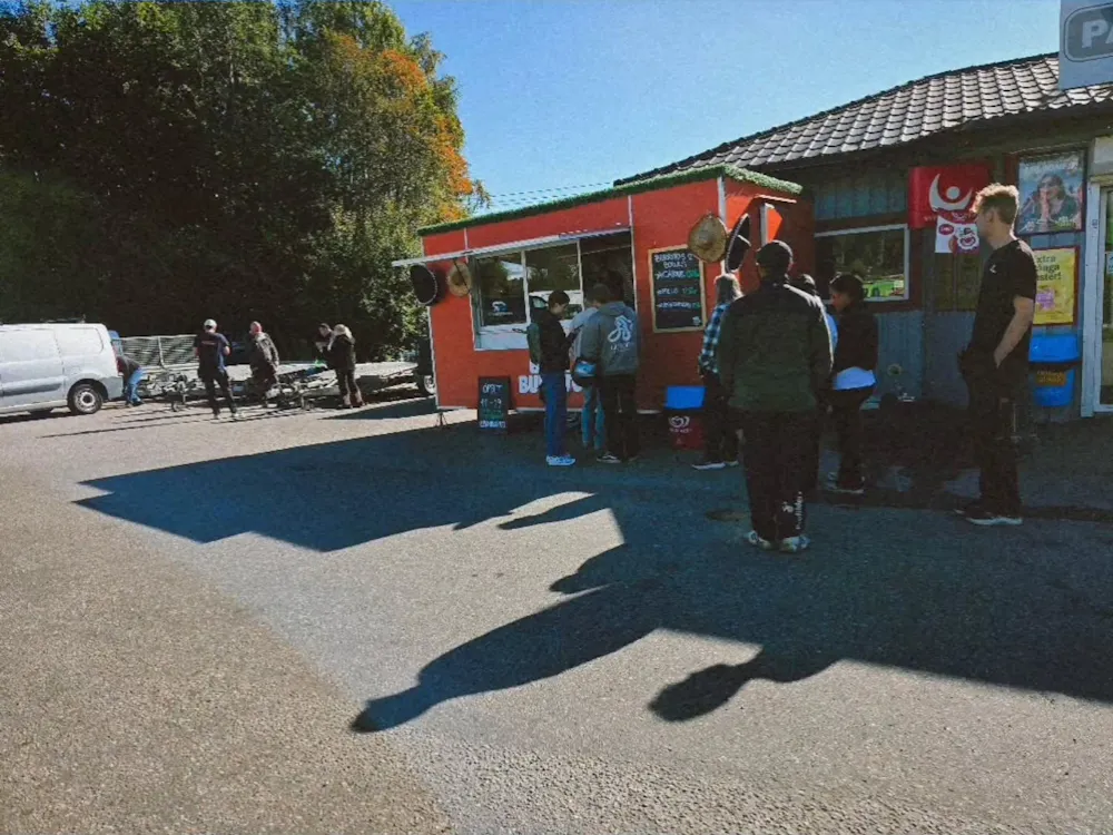 Kö vid BAM! BURRITO-vagnen utanför G Butiken