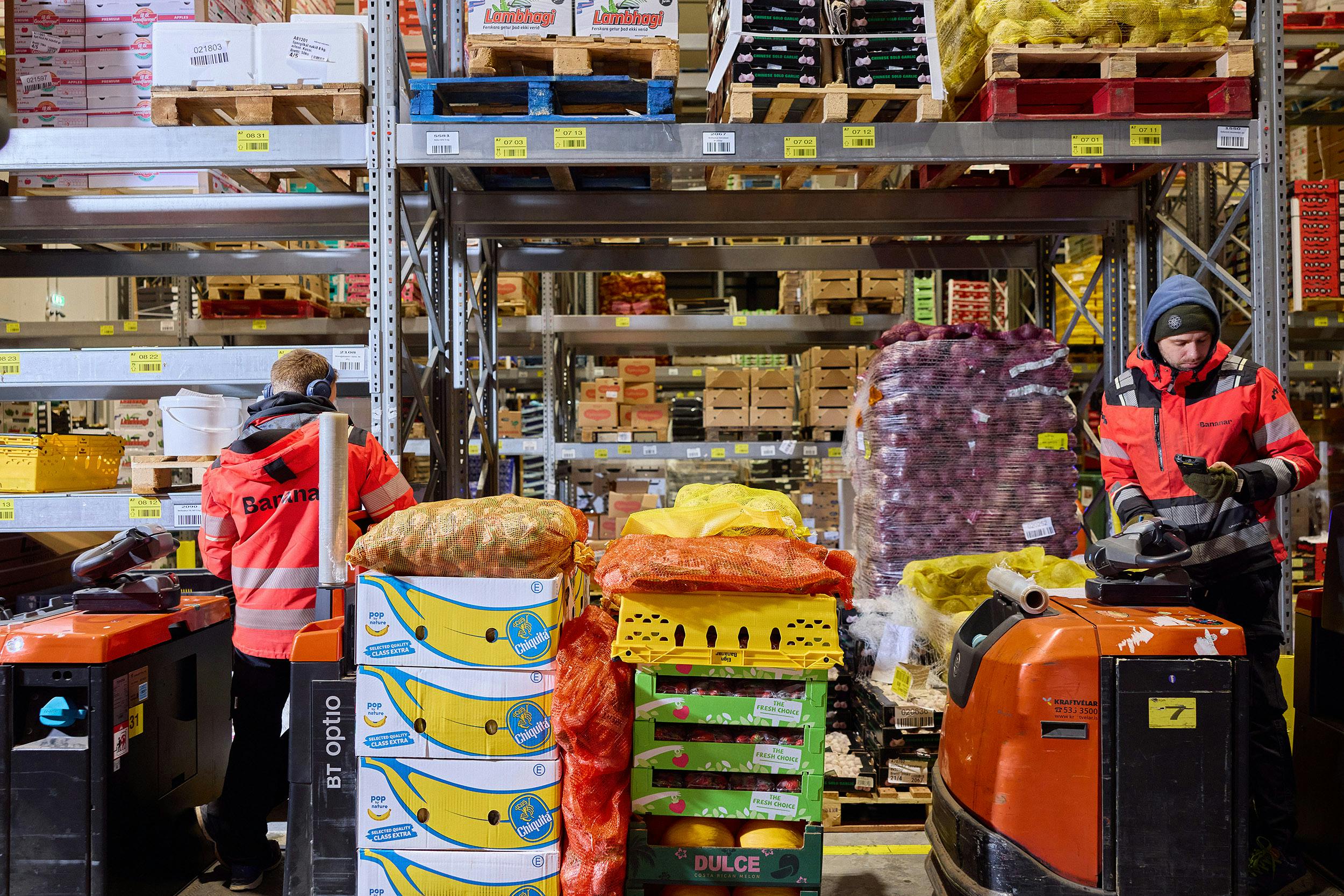 Starfsfólk að störfum í vöruhúsi